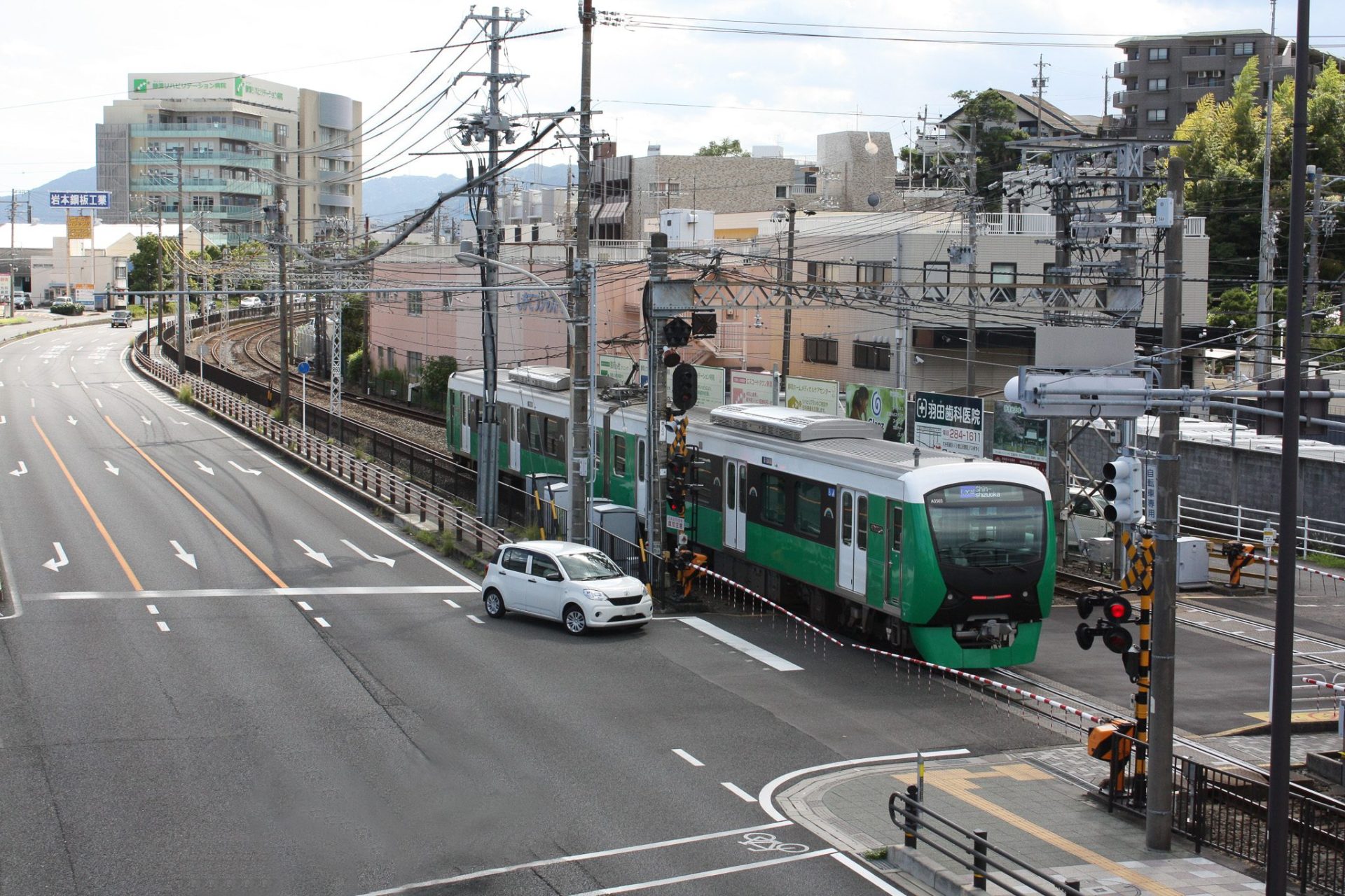 歩道橋から踏切を見渡す