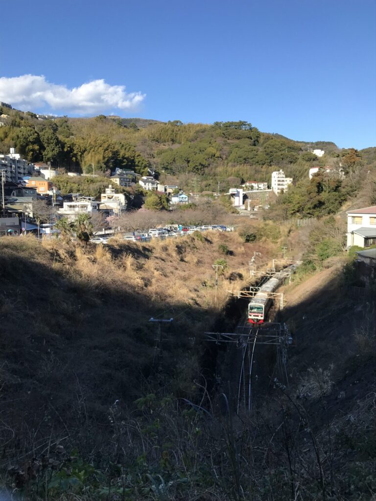 切通しを走行する伊東線車両のギャラリー3