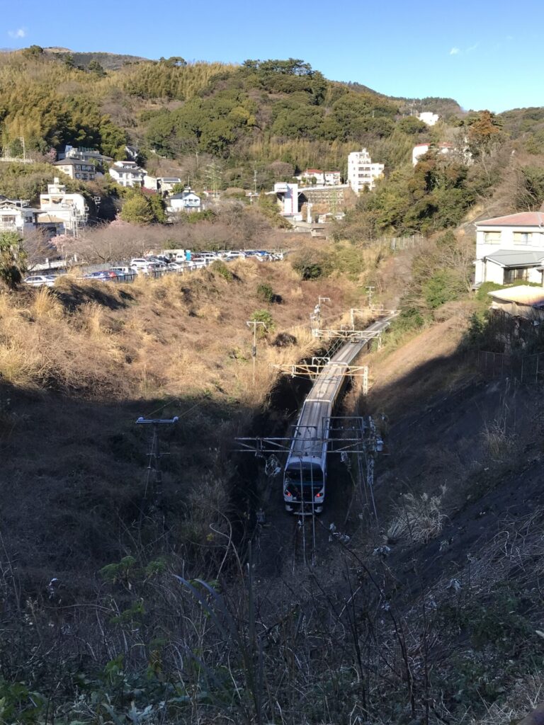 切通しを走行する伊東線車両のギャラリー2