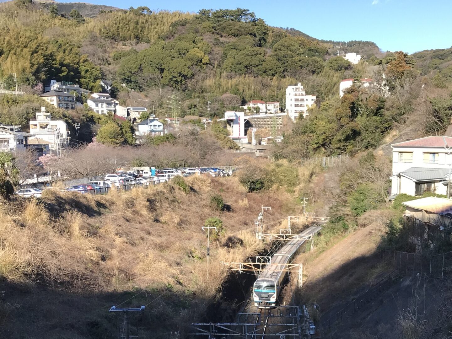 切通しを走行する伊東線車両